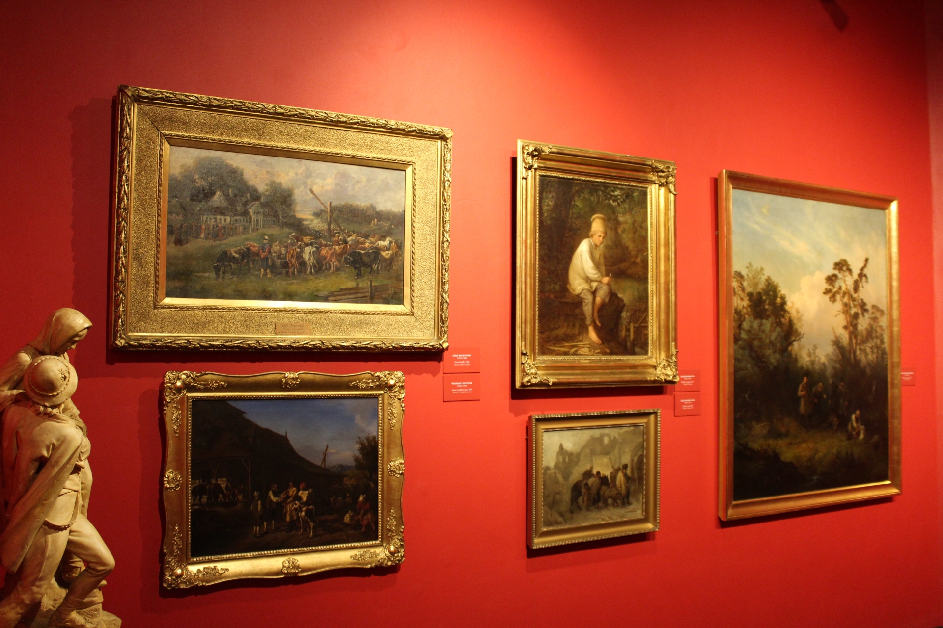Ekspozycja obrazów na ścianie muzeum
